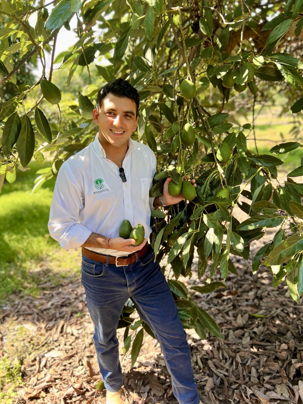 Alvaro Blasco con camisa de Ecostop bajo un palto cargado de fruta
