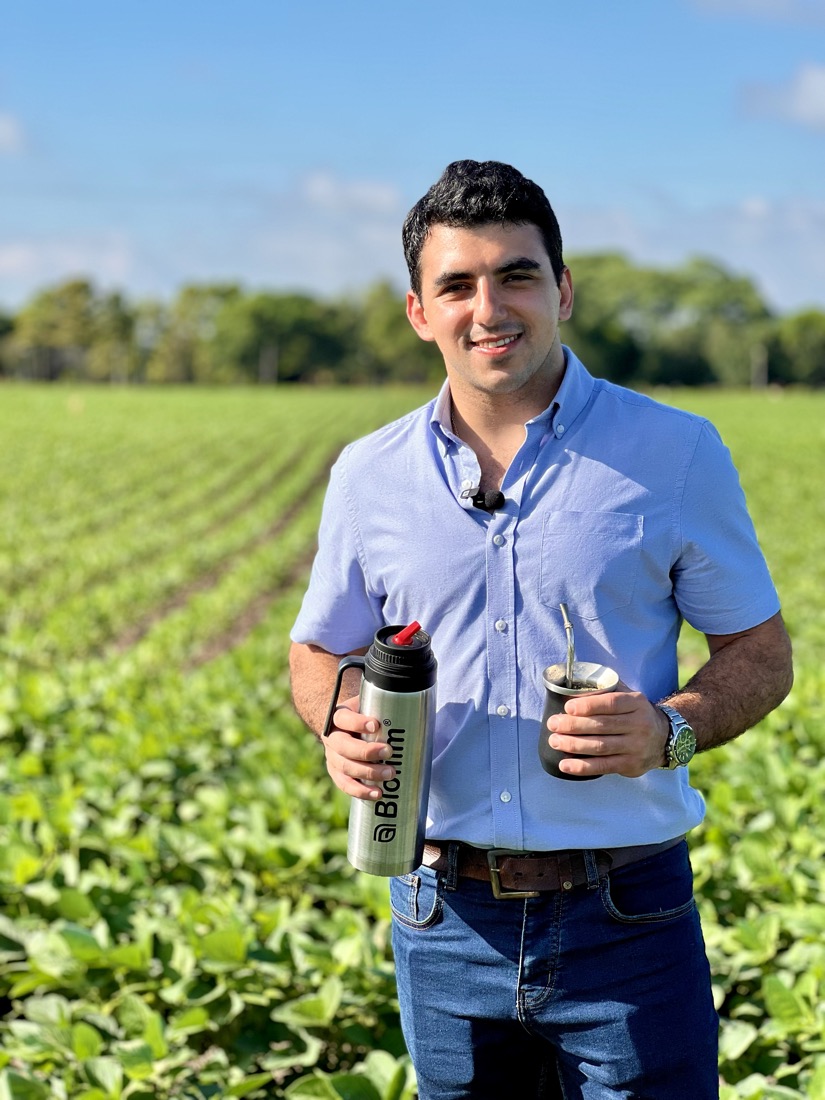 Mate en mano frente a un lote de soja