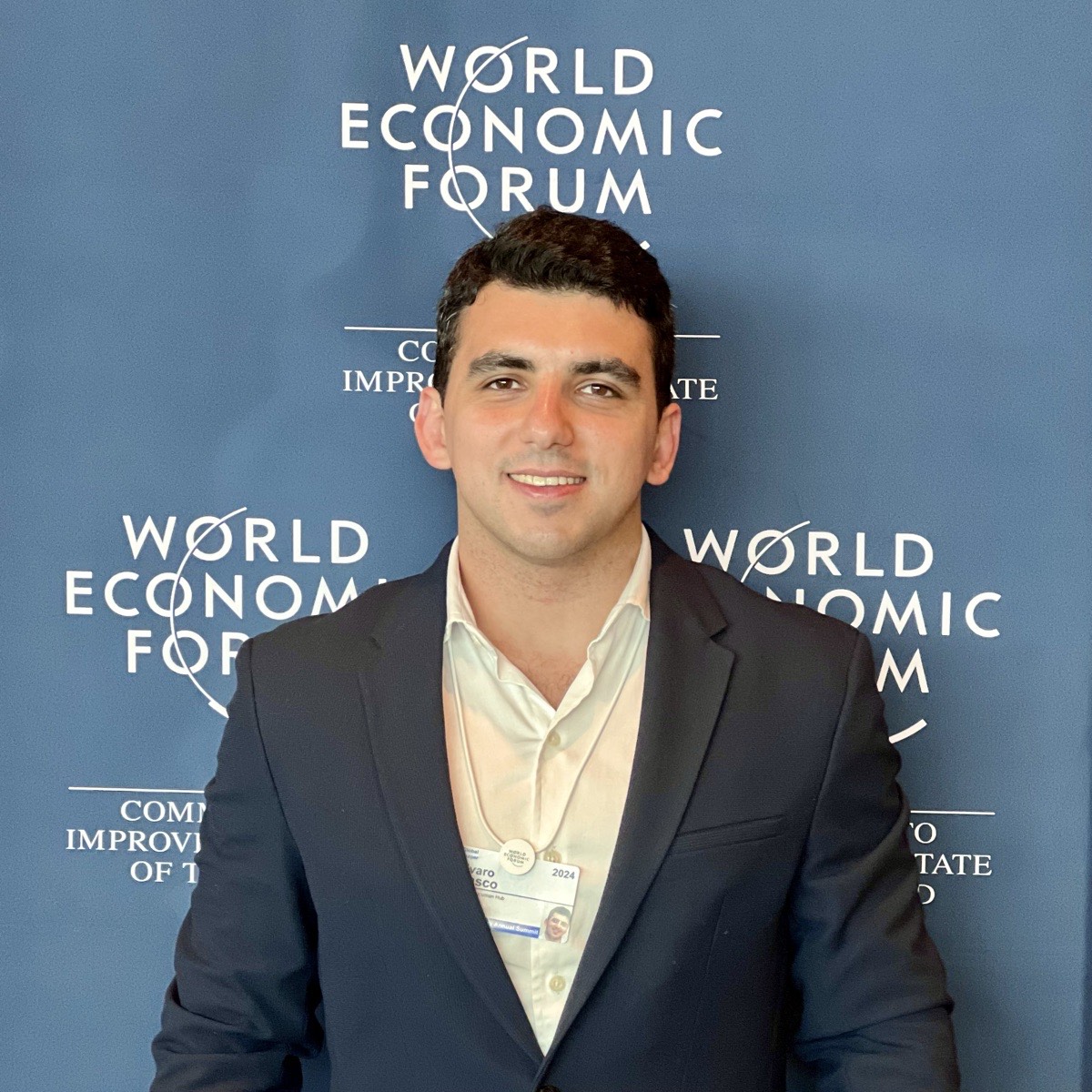 Alvaro Blasco con saco azul frente al backdrop del World Economic Forum