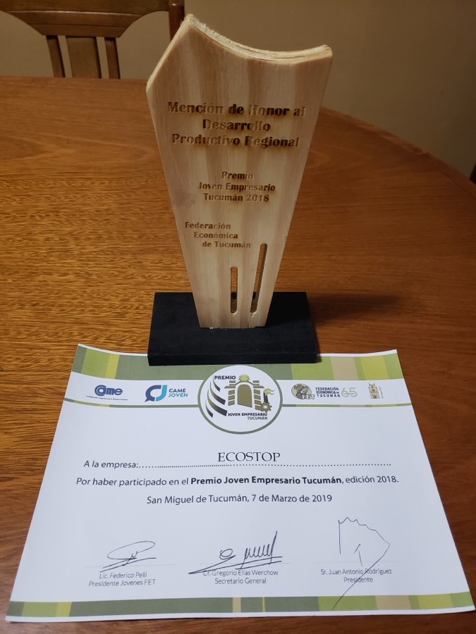 Trofeo y diploma del premio Joven Empresario Tucumán 2018, mención de honor al desarrollo productivo regional