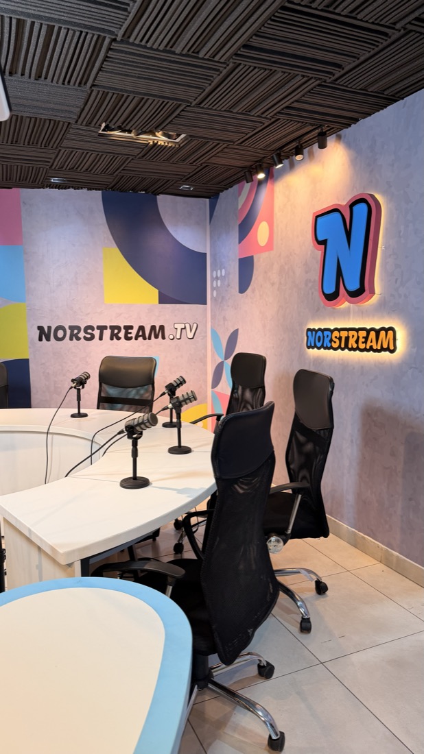 Plano cerrado del set de Norstream TV con micrófonos de mesa